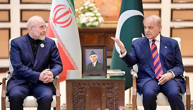 지난 11일(현지시간) 미국과 이란의 종전 협상을 앞두고 이란 정부 협상단을 이끈 모하마드 바게르 갈리바프 의회 의장(왼쪽)과 협상 중재국 파키스탄의 셰바즈 샤리프 총리가 대화를 나누고 있다. AFP=연합뉴스