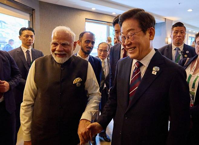 이재명 대통령과 나렌드라 모디 인도 총리가 지난해 6월 캐나다 앨버타주 카나나스키스에서 열린 주요 7개국(G7) 정상회의에서 정상회담을 하고 있다. [사진 청와대]