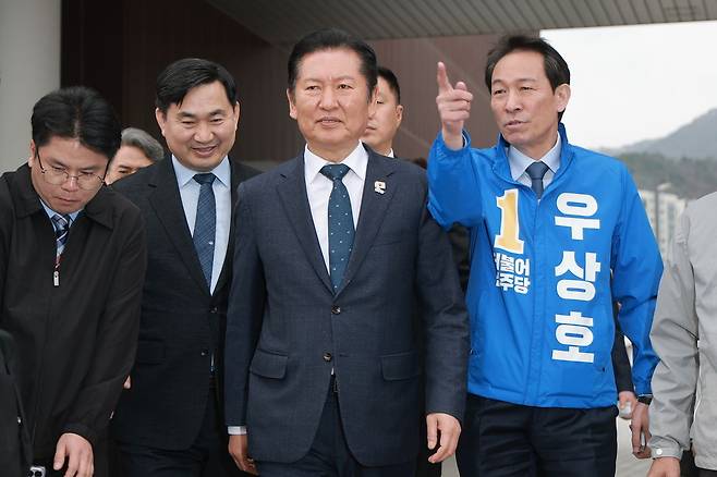 더불어민주당 정청래 대표와 우상호 강원지사 후보가 지난 1일 강원 철원종합문화복지센터 다목적구장에서 열린 철원읍민 화합대축전에 방문하고 있다. 연합뉴스