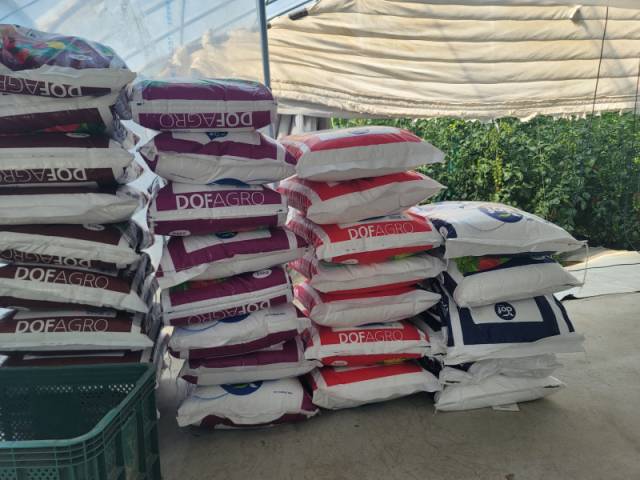 ▲ 15일 춘천의 한 토마토 농가에 농사에 필요한 비료가 놓여있다.  이설화 기자