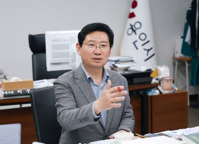 이상일 용인특례시장이 한국경제신문과 인터뷰를 하고 있다. 용인특례시 제공.