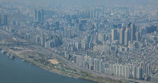 지난 8일 서울 송파구 롯데월드타워에서 바라본 아파트 단지 모습./ 사진=임형택 한국경제신문 기자