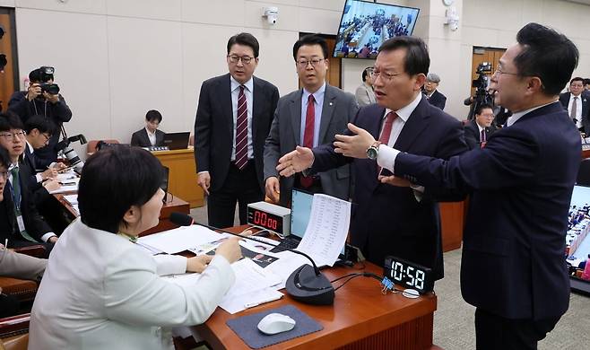 국민의힘 김형동 간사 등이 7일 국회에서 열린 '윤석열정권 정치검찰조작기소 의혹사건 진상규명' 국정조사특별위원회 전체회의에서 서영교 위원장에게 항의하고 있다. /사진=연합뉴스
