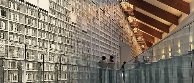 작년 11월 개관한 전북 고창 황윤석도서관. 방문객들이 서가에 꽂힌 책을 둘러보고 있다. /고창=최한종 기자