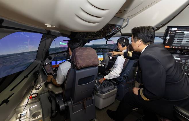 조종사 모의비행장치(FFS)에서 운항승무원들이 모의 비행 훈련을 하는 모습. 사진=대한항공