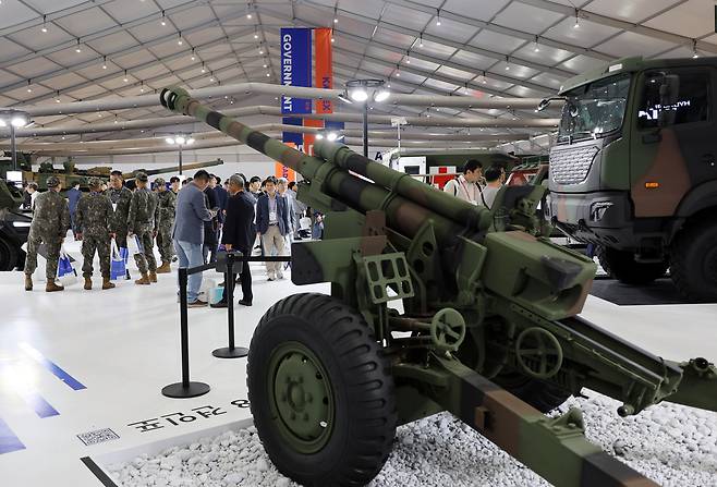 2024년 10월2일 충남 계룡대에서 열린 대한민국 국제방위산업전시회 KADEX 2024에서 관람객들이 전시물을 살펴보고 있다. 연합뉴스