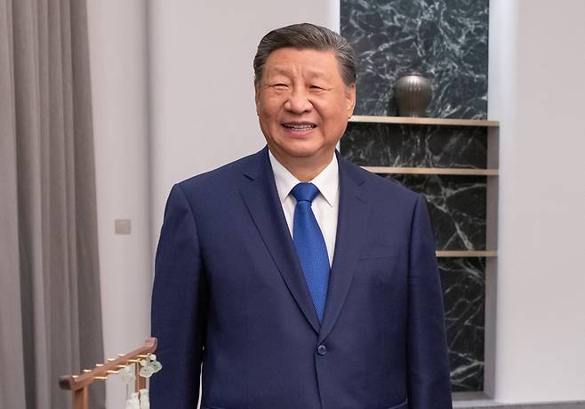 시진핑 중국 국가주석이 2025년 11월 1일 경북 소노캄 호텔에서 국빈 만찬 전 친교 시간에 한·중 정상이 서로를 위해 준비한 선물을 보고 있다./연합뉴스