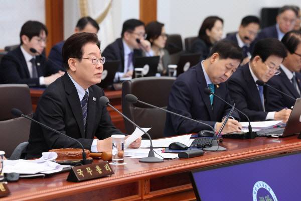 이재명 대통령이 지난 6일 청와대에서 열린 국무회의 겸 비상경제점검회의에서 발언하고 있다. 사진은 기사 내용과 직접적인 관련이 없음. 청와대 통신사진기자단 제공