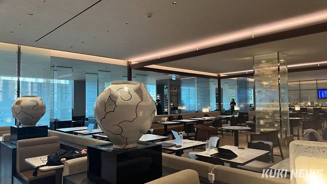 대한항공이 인천국제공항 제2여객터미널 내 라운지 리뉴얼을 완료했다. 프레스티지 라운지는 총 420석으로 인천공항 내 최대 라운지다. 김수지 기자&nbsp;&nbsp;