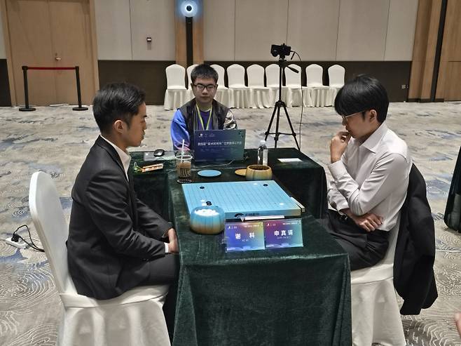 신진서 9단(오른쪽)이 셰커 9단을 제압하고 란커배 16강에 올랐다. 한국기원 제공