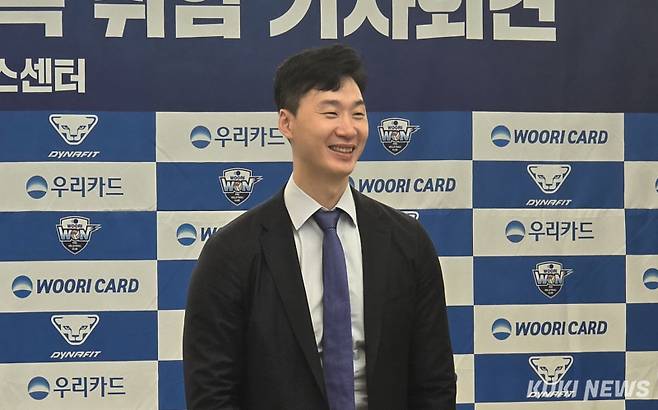 박철우 우리카드 신임 감독이 16일 오전 10시30분 서울 중구 한국프레스센터에서 취임 기자회견에 참석해 환하게 웃고 있다. 김영건 기자