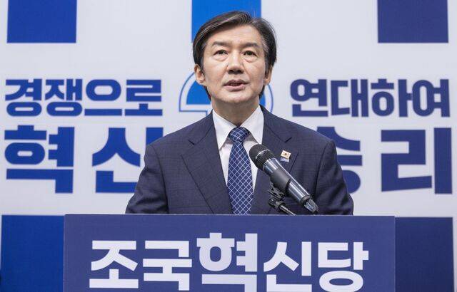 조국혁신당 조국 대표가 14일 국회에서 오는 6월 3일 치러질 재보선에 경기 평택을 지역구 출마를 발표하고 있다. 연합뉴스