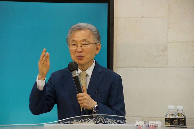 정기영 순복음세움교회 목사가 두 번째 세미나에서 사회를 보며 인사말을 하고 있다. 정 목사는 “이번 세미나가 목회자들이 의와 거룩을 회복해 생명의 역사를 일으키는 참된 목양의 길을 찾는 시간이 되길 바란다”고 말했다.