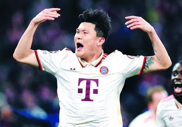 바이에른 뮌헨의 김민재가 지난 2024년 11월 2024-2025 UCL 리그 페이즈 5차전 파리 생제르맹(PSG)과의 경기에서 전반 38분 결승골을 넣은 후 팬들의 환호를 유도하고 있다. AFP연합뉴스