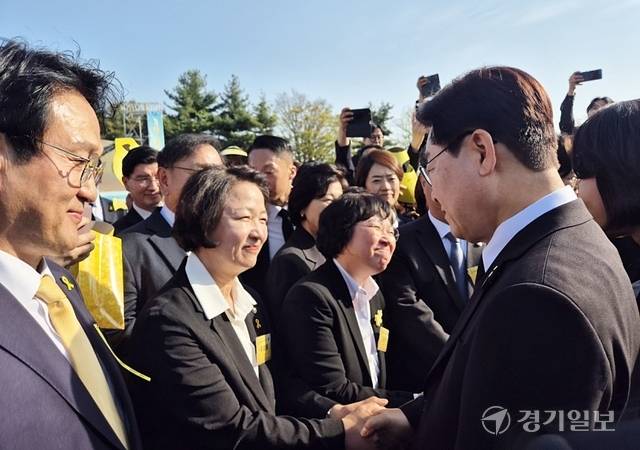 이재명 대통령과 추미애 더불어민주당 경기도지사 후보가 16일 안산 화랑유원지 제3주차장에서 열린 ‘세월호참사 12주기 기억식’에서 악수를 하고 있다. 이성훈기자