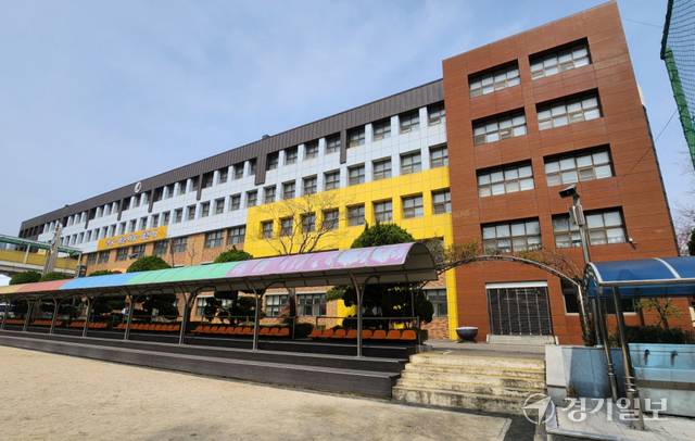 안양 신기초등학교 전경. 박화선기자