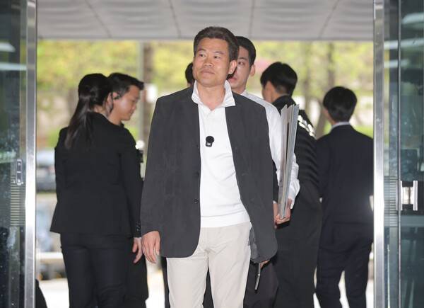 ▲이재명 대통령과 개혁신당 이준석 대표의 명예를 훼손한 혐의를 받는 유튜버 전한길(본명 전유관)씨가 2026년 4월16일 서초구 서울중앙지방법원에서 열린 구속 전 피의자 심문(영장실질심사)에 출석하고 있다. ⓒ연합뉴스