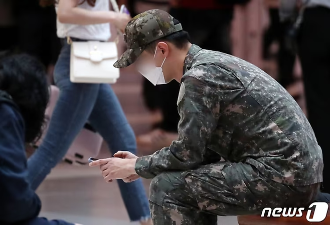 서울 용산역에서 한 군인이 휴대전화를 사용하고 있다. [뉴스1]