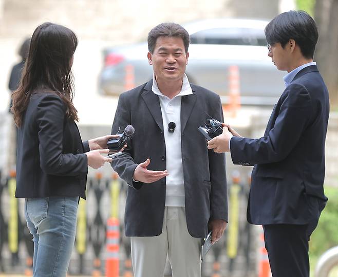 이재명 대통령과 이준석 개혁신당 대표의 명예를 훼손한 혐의를 받는 유튜버 전한길(본명 전유관)씨가 16일 서초구 서울중앙지방법원에서 열린 구속 전 피의자 심문(영장실질심사)에 출석하고 있다. [연합뉴스]