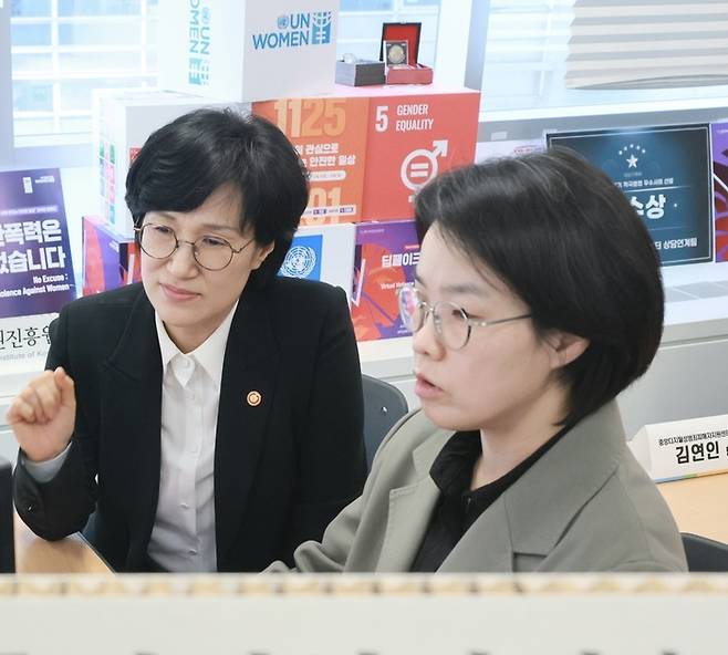 지난 해 서울 중구 중앙디지털성범죄피해자 지원센터를 찾은 원민경 성평등가족부 장관(왼쪽). [성평등가족부]
