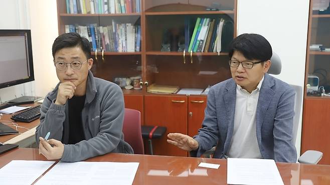 오경수(오른쪽)·정기철 숭실대 미디어학부 교수가 매일경제와의 인터뷰에서 2004년 GPU 인공신경망 연구를 한 배경을 설명하고 있다. [사진-숭실대학교]