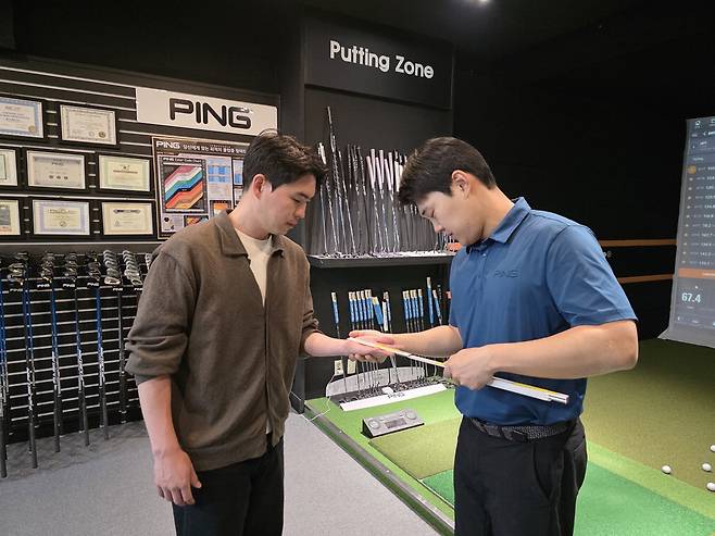 클럽을 선택하기에 앞서 키와 서 있는 자세, 손목 선부터 바닥까지 길이 그리고 손 크기를 측정해 신체에 딱 맞는 클럽을 찾는 것이 가장 중요하다. 한 골퍼가 그립 크기 결정을 위해 손 크기를 측정하고 있다. 핑골프
