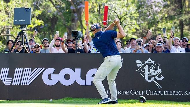지난해 LIV골프 멕시코 대회에서 티샷하는 브라이슨 디섐보. LIV골프