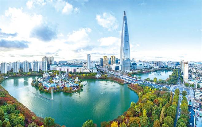 롯데그룹이 주요 부지 부동산 개발에 나서며 배경에 관심이 쏠린다. 사진은 서울 잠실 롯데월드타워 전경. (롯데그룹 제공)