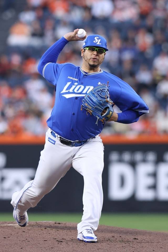 후라도가 16일 한화전에서 공을 뿌리고 있다. 사진=삼성 제공