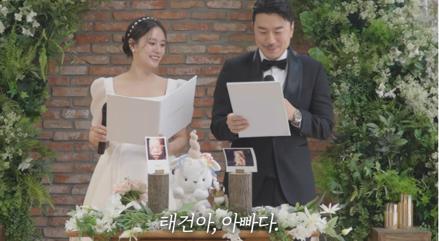 태아에게 편지를 읽던 이시언이 만삭 화보 촬영 도중 감정을 주체하지 못하고 결국 눈물을 보였다. 사진= 유튜브 채널 ‘한혜진 Han Hye Jin’