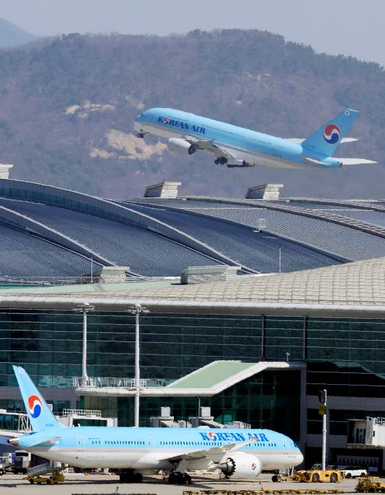 (인천공항=뉴스1) 이호윤 기자 = 7일 인천국제공항 계류장에서 항공기가 이륙하고 있다.  /사진=(인천공항=뉴스1) 이호윤 기자