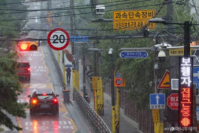 [서울=뉴시스] 황준선 기자 = 24일 서울 시내 한 초등학교 인근 어린이 보호구역 모습.2025.09.24. hwang@newsis.com /사진=황준선