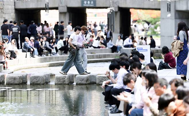 서울 낮 최고 기온이 25도를 웃돌며 초여름 날씨가 이어지는 16일 서울 중구 청계천에서 시민들이 휴식을 취하고 있다. /사진=뉴스1.