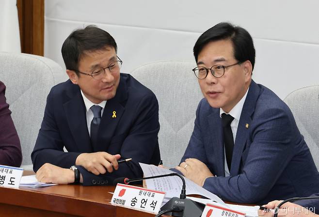 [서울=뉴시스] 김금보 기자 = 한병도 더불어민주당 원내대표와 송언석 국민의힘 원내대표가 16일 오전 서울 여의도 국회에서 열린 '중동 상황 대응·극복을 위한 더불어민주당·국민의힘 원내대표 긴급 점검 회의'에서 대화를 하고 있다. 2026.04.16.  /사진=김금보