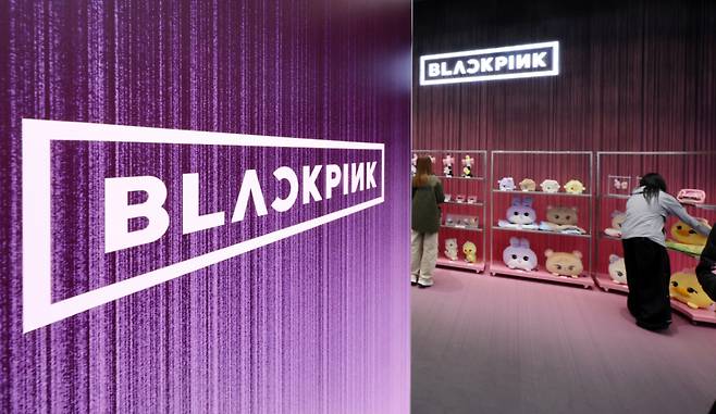 (서울=뉴스1) 김진환 기자 = 1일 오후 서울 중구 명동 무신사 스토어에 마련된 블랙핑크?새 미니앨범 '데드라인'(DEADLINE) 발매 기념 팝업스토어를 찾은 방문객들이 제품을 둘러보고 있다.?2026.3.1/뉴스1  Copyright (C) 뉴스1. All rights reserved. 무단 전재 및 재배포,  AI학습 이용 금지. /사진=(서울=뉴스1) 김진환 기자