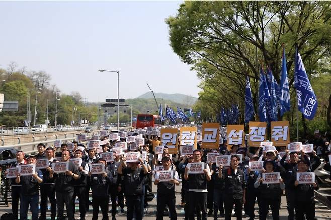 금속노조가 15일 현대차그룹 본사 앞에서 '원청교섭 결의대회'를 개최한 모습. /사진=금속노조