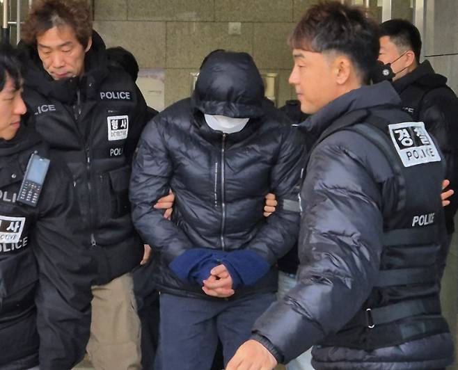 환경미화원들을 상대로 이른바 '계엄령 놀이'를 하며 폭행과 강요를 일삼은 강원 양양군청 소속 공무원에게 법원이 실형을 선고했다. 사진은 지난해 12월 춘천지법 속초지원에서 열린 구속 전 피의자 심문(영장실질심사)을 받은 후 법정을 나선  강원 양양군청 직장 내 괴롭힘 의혹 피의자 A씨. /사진=뉴스1