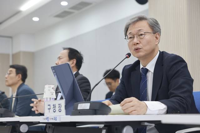 장인홍 서울 구로구청장(오른쪽)이 15일 창의홀에서 열린 ‘2026년 1분기 공약사업 검토보고회’에서 발언하고 있다. 구로구청 제공