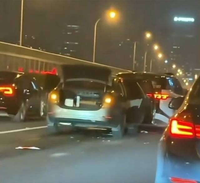 지난달 31일 중국 우한에서 바이두의 자율주행 택시가 갑자기 멈춰 서자 그 뒤를 달리던 차량이 택시를 들이받았다. 이날 바이두의 자율주행 택시 100여 대가 동시에 주행을 멈추면서 이 같은 사고가 다수 발생한 것으로 전해졌다.  빌리빌리 캡처