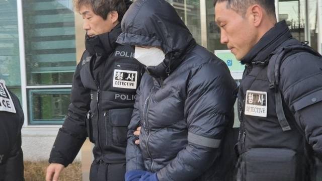 영장실질심사 마치고 나오는 강원 양양군 공무원. 연합뉴스 자료사진