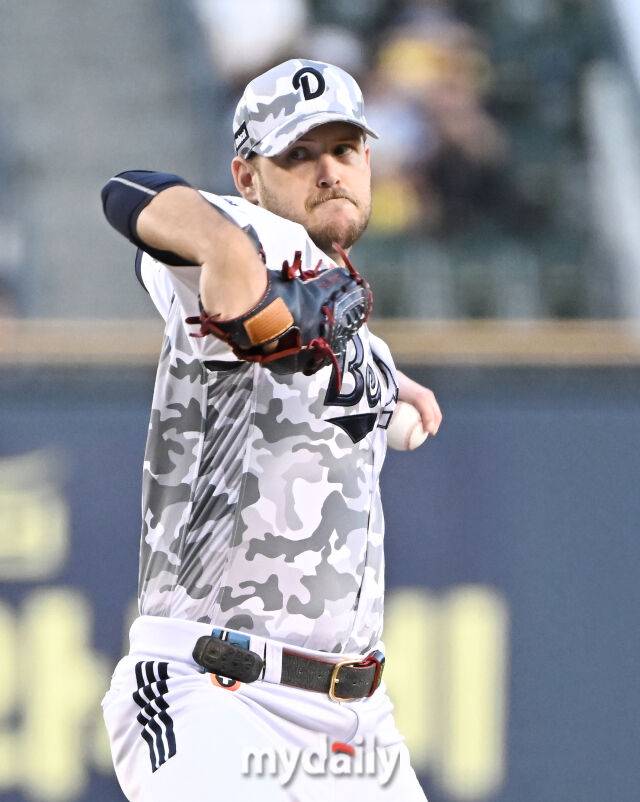 10일 오후 서울 잠실야구장에서 진행된 '2025 프로야구 KBO리그' 두산베어스와 LG트윈스의 경기. 두산 선발투수 콜어빈이 역투하고 있다./마이데일리