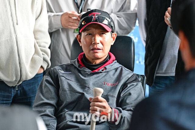 31일 서울 잠실야구장에서 열린 '2026 신한 SOL BANK KBO리그' LG 트윈스와 KIA 타이거즈 경기.LG 염경엽 감독이 경기 전 인터뷰를 하고 있다./마이데일리