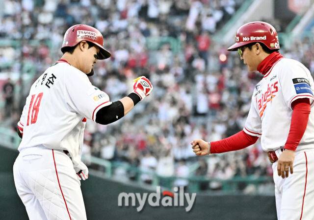 15일 오후 인천 SSG랜더스필드에서 진행된 '2026 프로야구 KBO리그' SSG랜더스와 두산베어스의 경기. SSG 고명준이 1회말 2사 2,3루서 3점 홈런을 친 뒤 환호하고 있다./인천 = 송일섭 기자