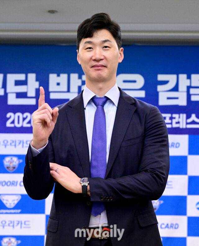 2026년 4월 16일 오전 서울 한국프레스센터에서 '우리카드 배구단 박철우 감독 취임 기자회견'이 열렸다. 박철우 감독이 포즈를 취하고 있다.박철우는 현대캐피탈, 삼성화재, 한국전력에서 총 19시즌 뛰며 564경기 통산 6,623득점을 기록한 V리그 레전드다. 2023-2024시즌을 끝으로 은퇴한 뒤 방송 해설자로 활동하다 2025-2026시즌 우리카드 코치로 합류했다, 그리고 지도자 생활 1년 만에 제5대 우리카드 감독으로 선임됐다.