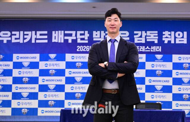 2026년 4월 16일 오전 서울 한국프레스센터에서 '우리카드 배구단 박철우 감독 취임 기자회견'이 열렸다. 박철우 감독이 포즈를 취하고 있다.박철우는 현대캐피탈, 삼성화재, 한국전력에서 총 19시즌 뛰며 564경기 통산 6,623득점을 기록한 V리그 레전드다. 2023-2024시즌을 끝으로 은퇴한 뒤 방송 해설자로 활동하다 2025-2026시즌 우리카드 코치로 합류했다, 그리고 지도자 생활 1년 만에 제5대 우리카드 감독으로 선임됐다.