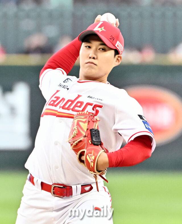 15일 오후 인천 SSG랜더스필드에서 진행된 '2026 프로야구 KBO리그' SSG랜더스와 두산베어스의 경기. SSG 선발투수 최민준이 역투하고 있다./인천 = 송일섭 기자