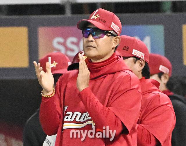 15일 오후 인천 SSG랜더스필드에서 진행된 '2026 프로야구 KBO리그' SSG랜더스와 두산베어스의 경기. SSG 이숭용 감독이 6-0으로 승리한 뒤 환호하고 있다./인천 = 송일섭 기자