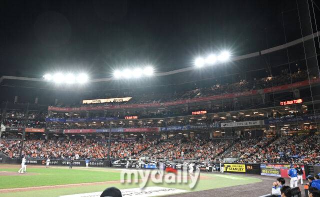 14일 오후 대전 한화생명볼파크에서 진행된 '2026 프로야구 KBO리그' 한화이글스와 삼성 라이온즈의 경기. 만원관중이 경기를 관람하고 있다./마이데일리