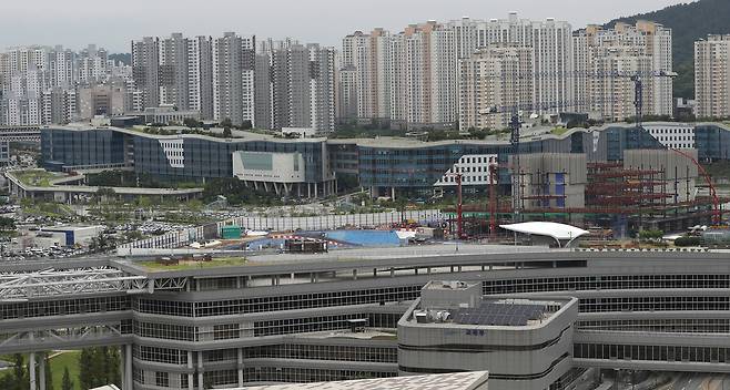 세종시 어진동 정부세종청사를 둘러싸고 지어진 아파트들의 모습. [뉴시스]