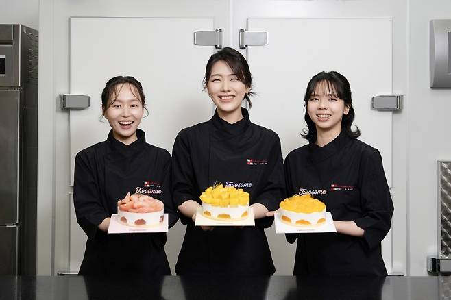 14일 투썸플레이스 R&D(연구개발) 센터의 김유리(왼쪽부터) 과장, 이유림 대리, 김상형 대리가 헤럴드경제와 인터뷰 후 기념촬영을 하고 있다. [투썸플레이스 제공]